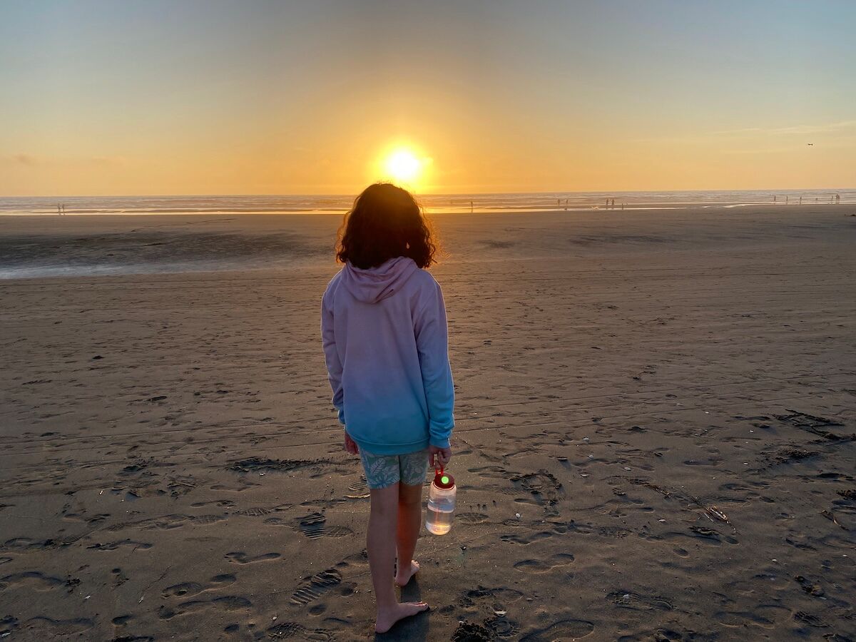 Maisa looking at the stars